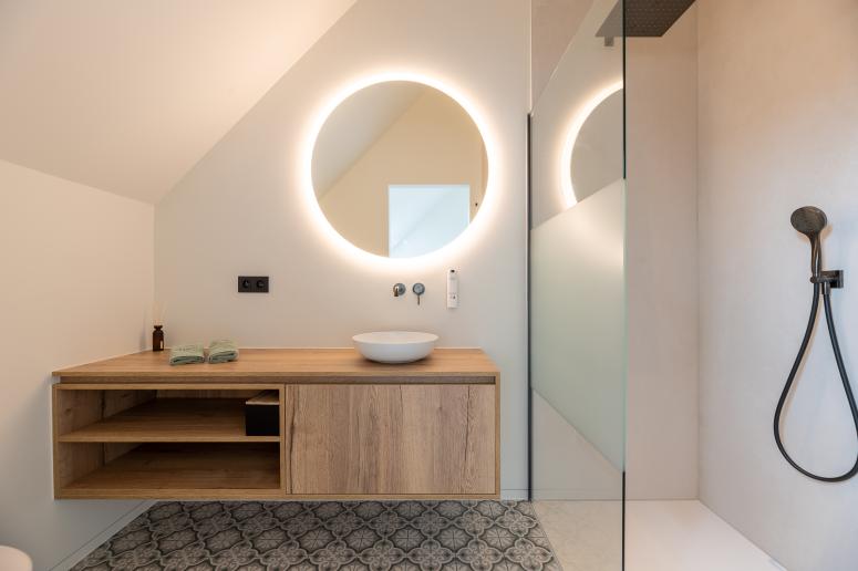 Badkamer schilderwerken witte muren