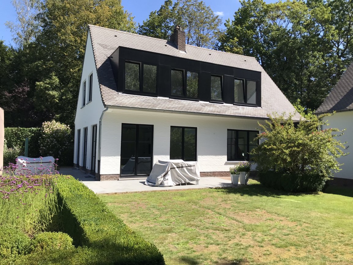 Schilderen buitengevel met tuin