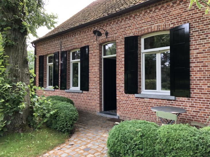 Schilderwerken zwarte raamluiken hoeve