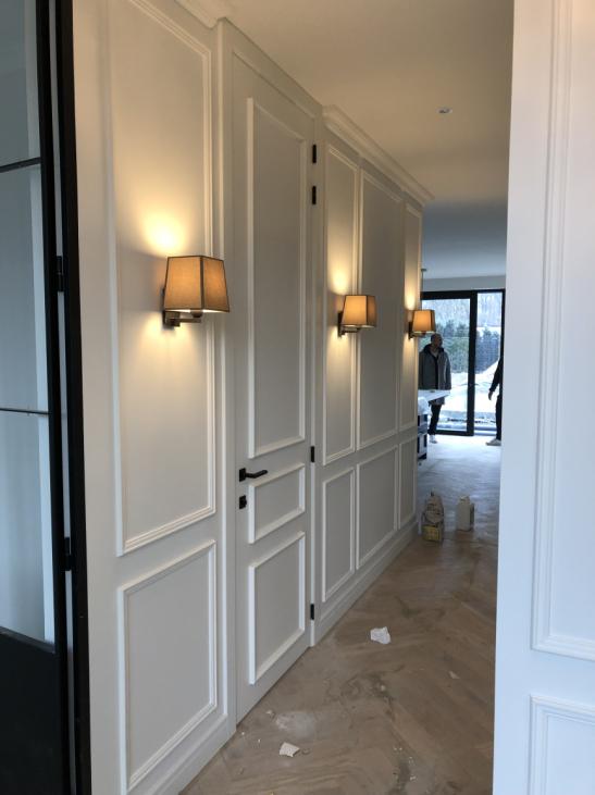 Decoratieve schilderwerken inkomhal met lijsten