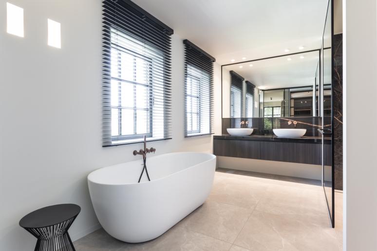 Schilderen van moderne badkamer