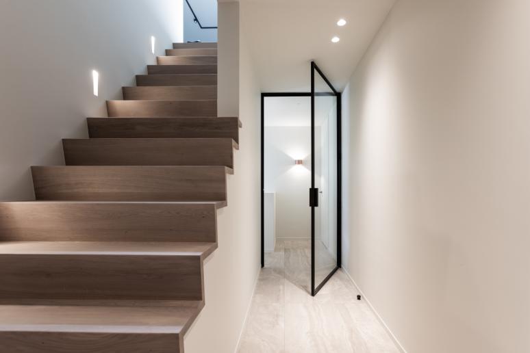 Schilderwerken muren met metalen deur